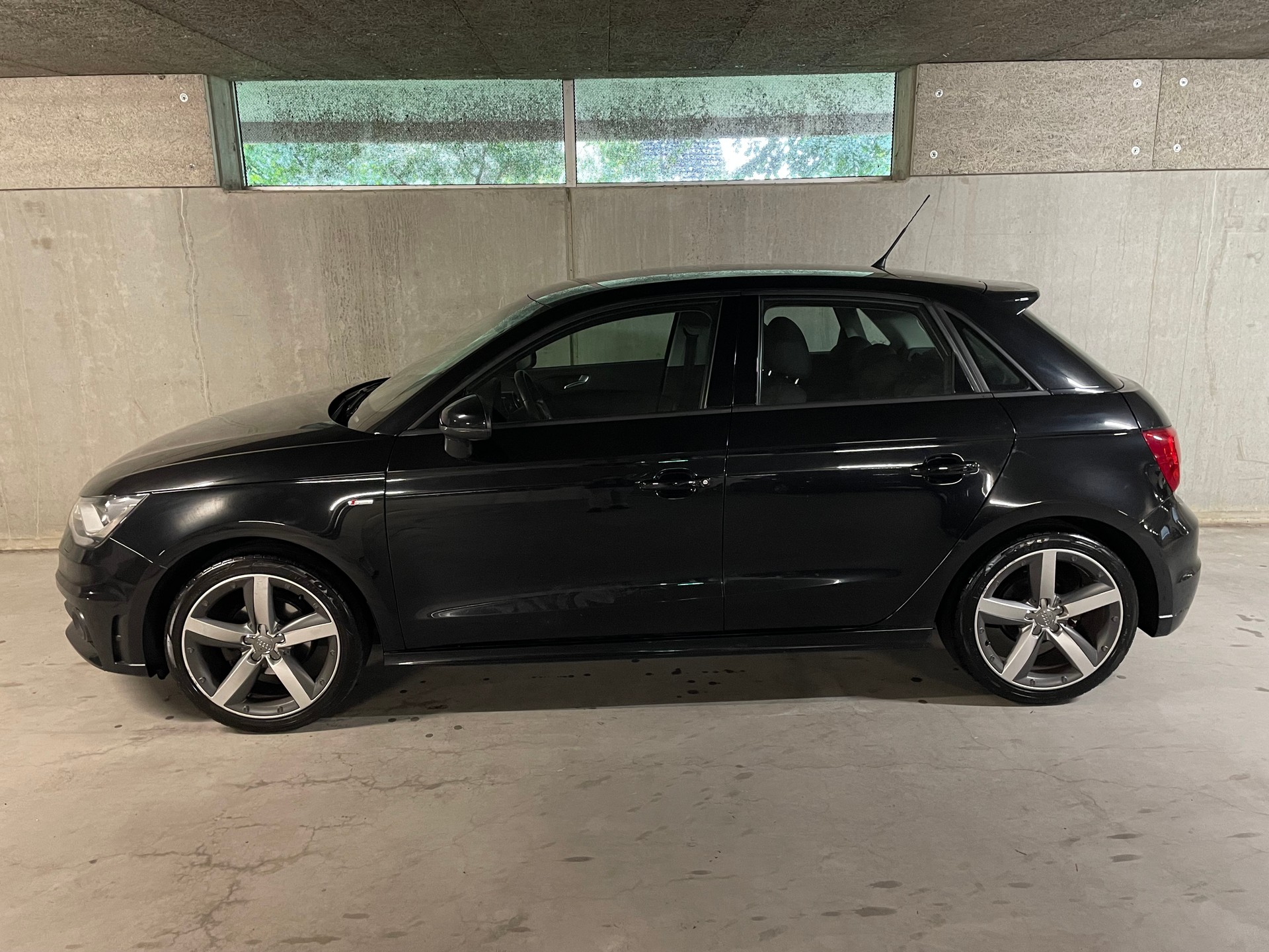 AUDI 1.2 TFSI Admired S-Line-image-1