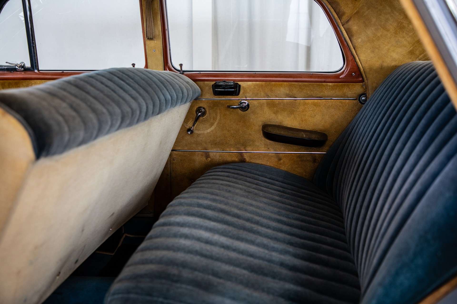 MERCEDES-BENZ 219-image-14
