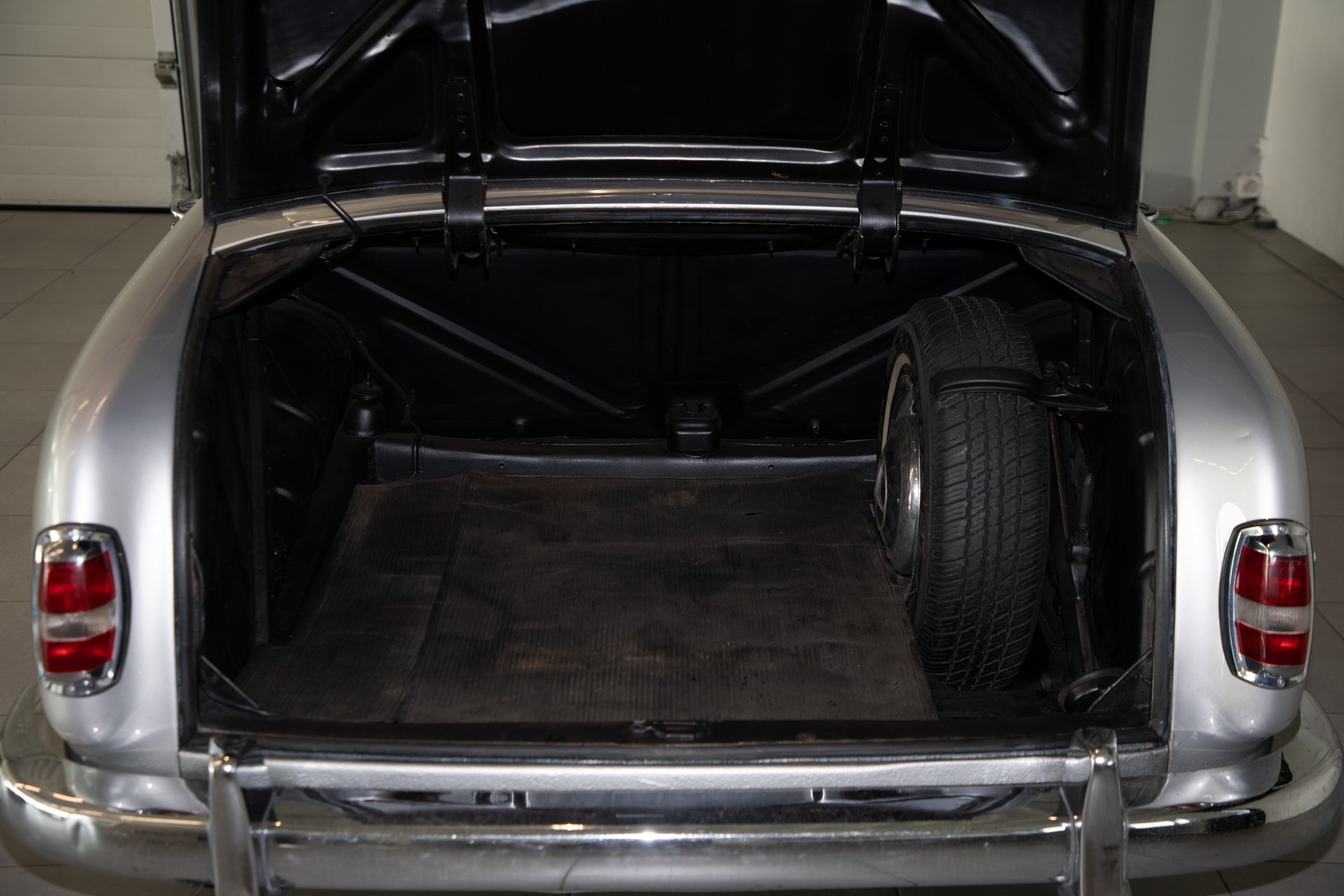 MERCEDES-BENZ 219-image-29