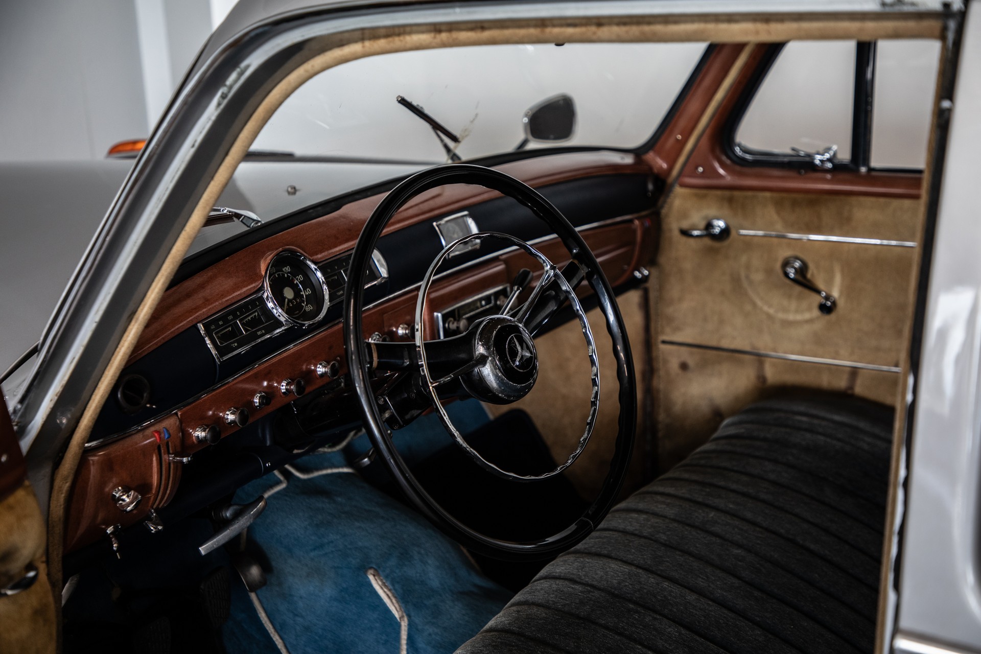 MERCEDES-BENZ 219-image-9