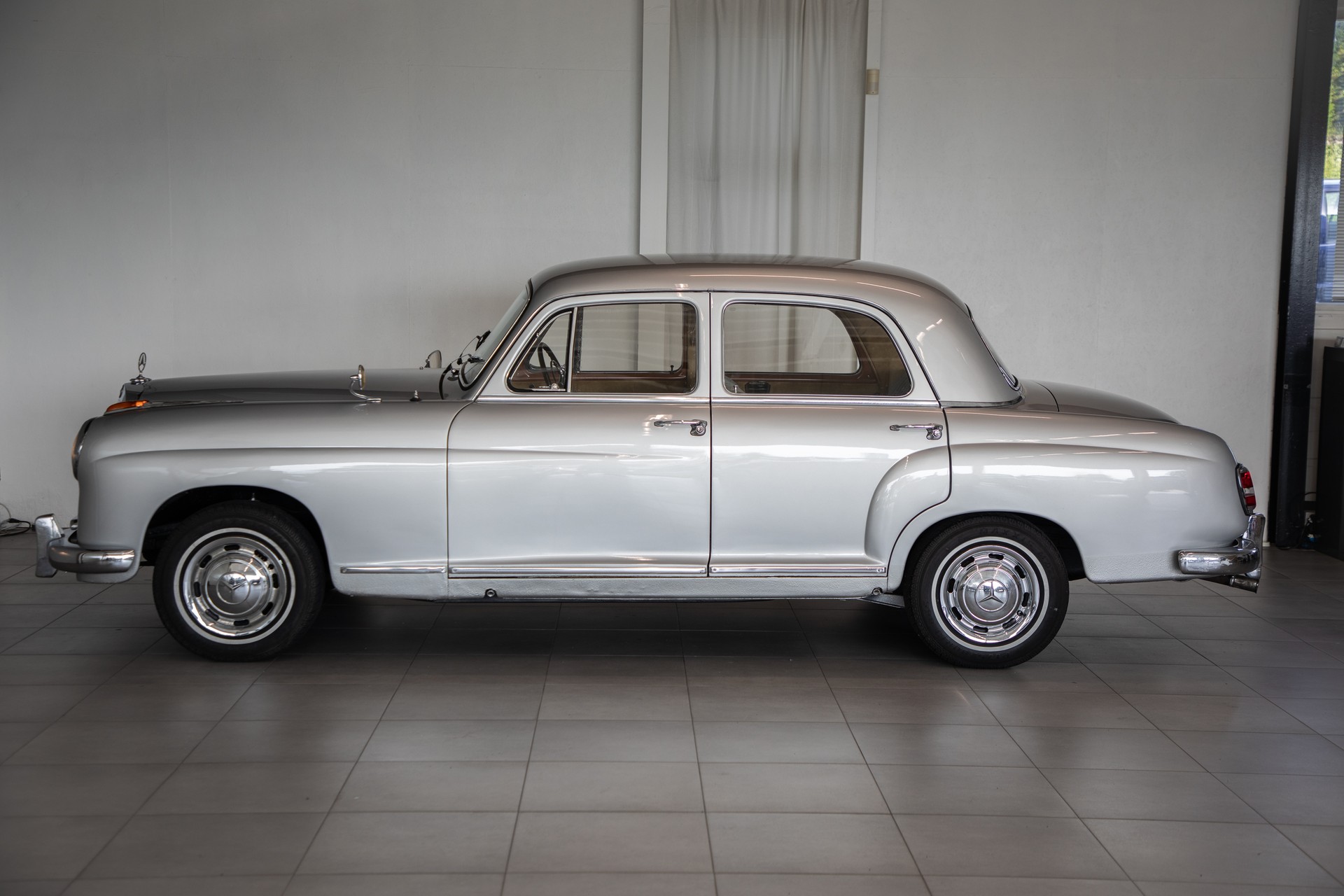MERCEDES-BENZ 219-image-8