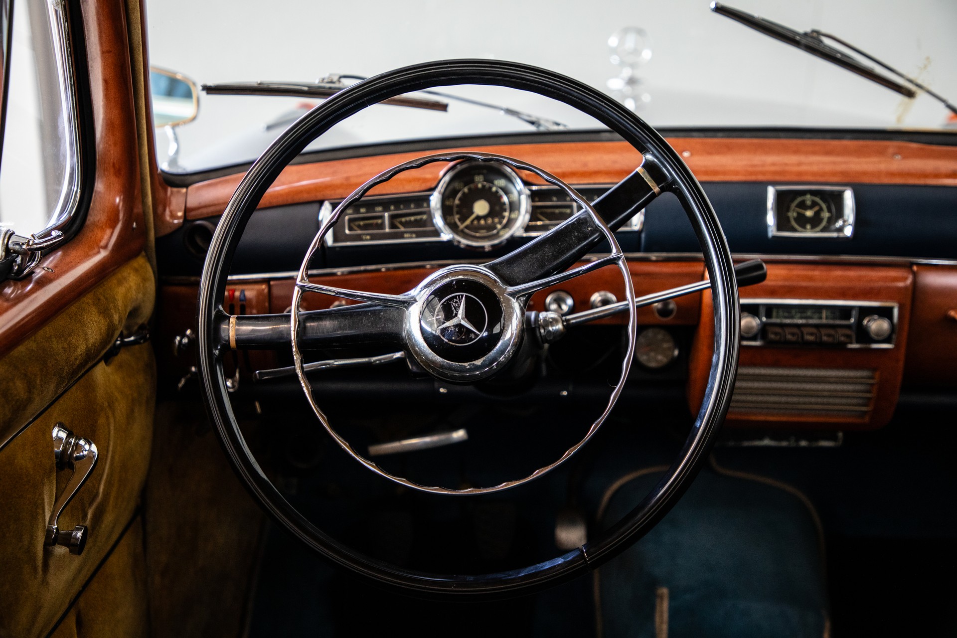 MERCEDES-BENZ 219-image-11