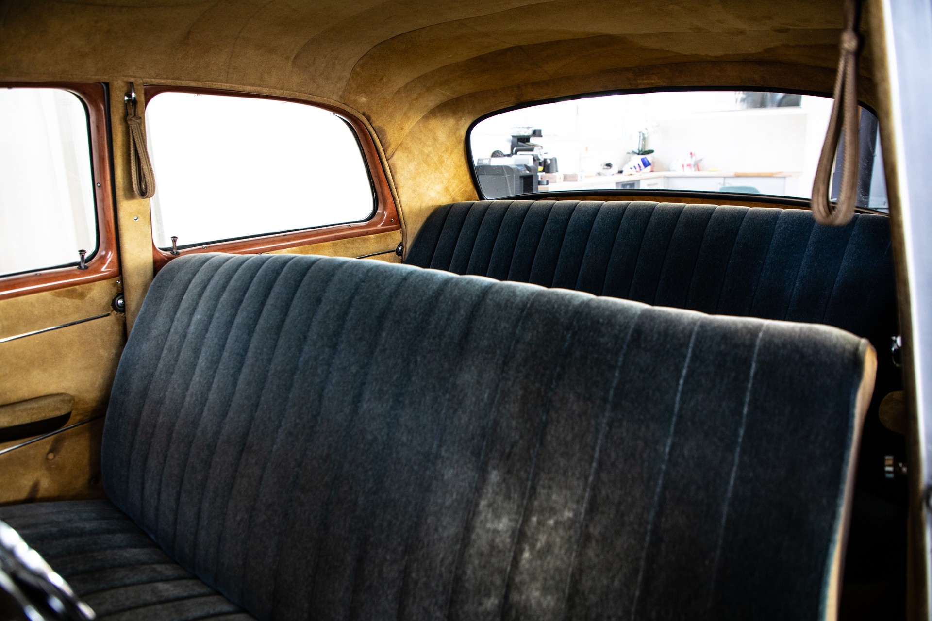 MERCEDES-BENZ 219-image-13