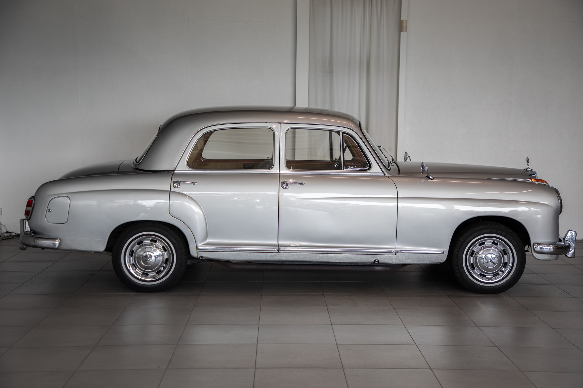 MERCEDES-BENZ 219-image-4