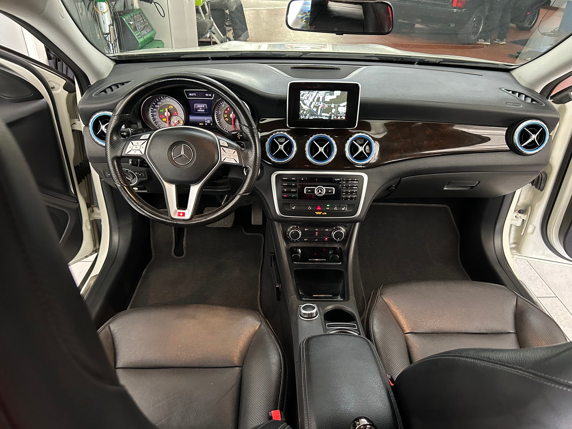 MERCEDES-BENZ GLA 200 Style 7G-DCT-image-9