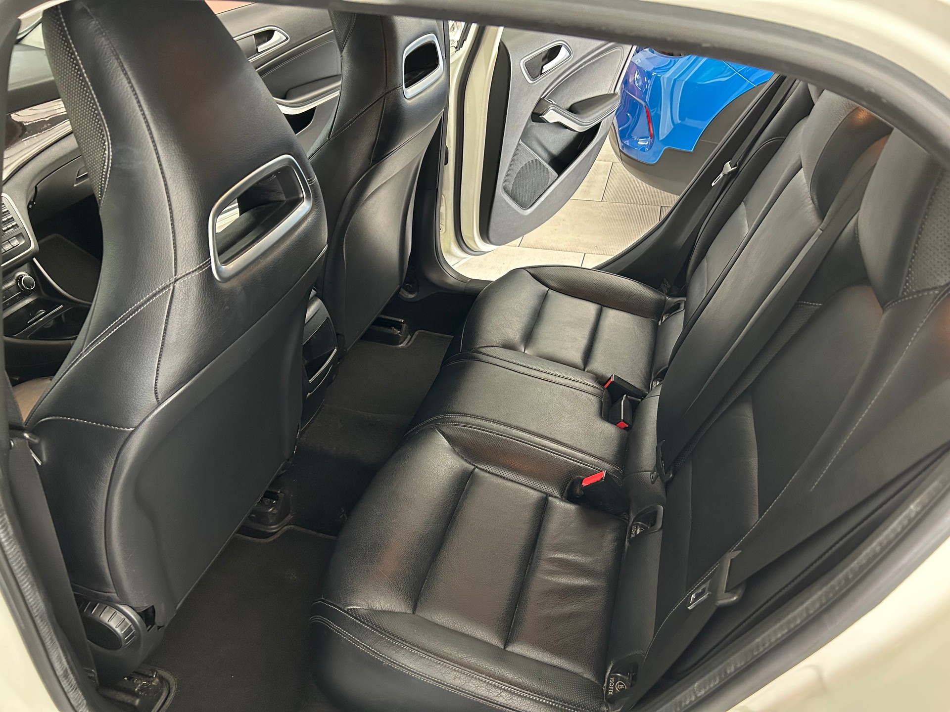 MERCEDES-BENZ GLA 200 Style 7G-DCT-image-4