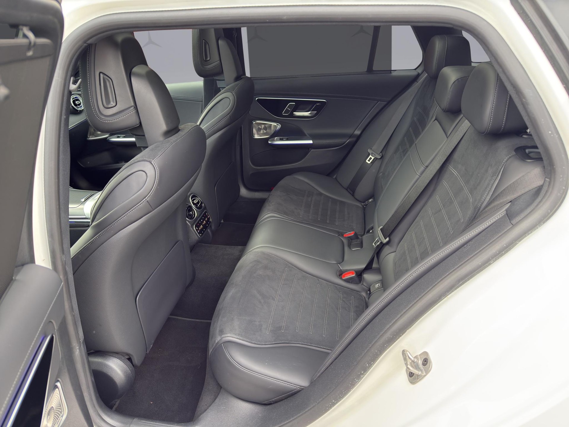 MERCEDES-BENZ C 220 d AMG Line 4matic Kombi-image-12