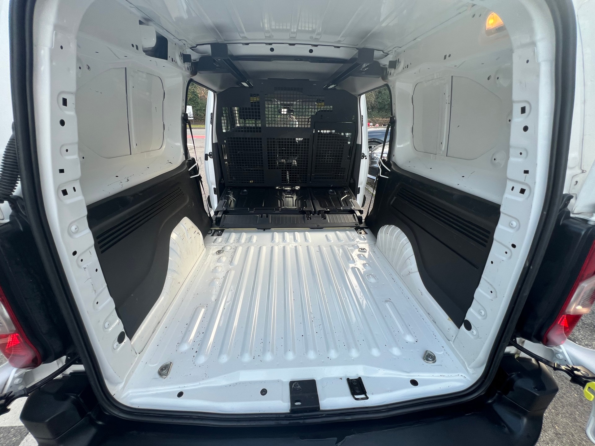 CITROEN Berlingo Van 1.5 Blue HDi 100 s/s Swiss Ed. Long vertieft10 / 5 PLACES-image-11