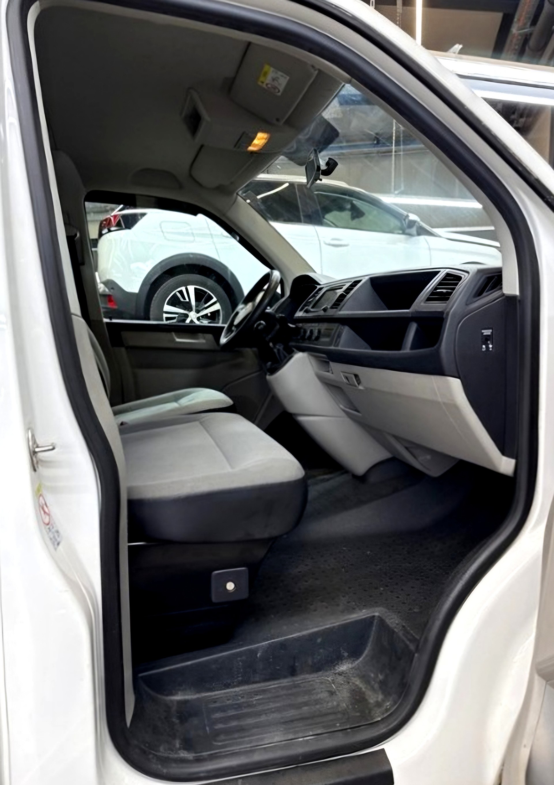 VW T6 2.0 TDI Entry-image-5