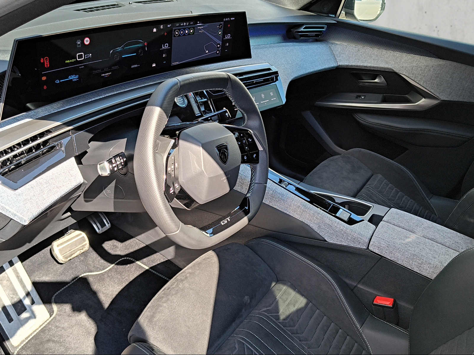 PEUGEOT 3008 e-Launch Edition AWD 8 Jahre Garantie-image-11