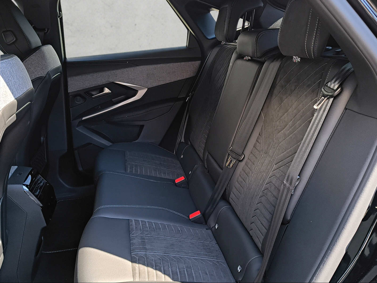 PEUGEOT 3008 e-Launch Edition AWD 8 Jahre Garantie-image-9