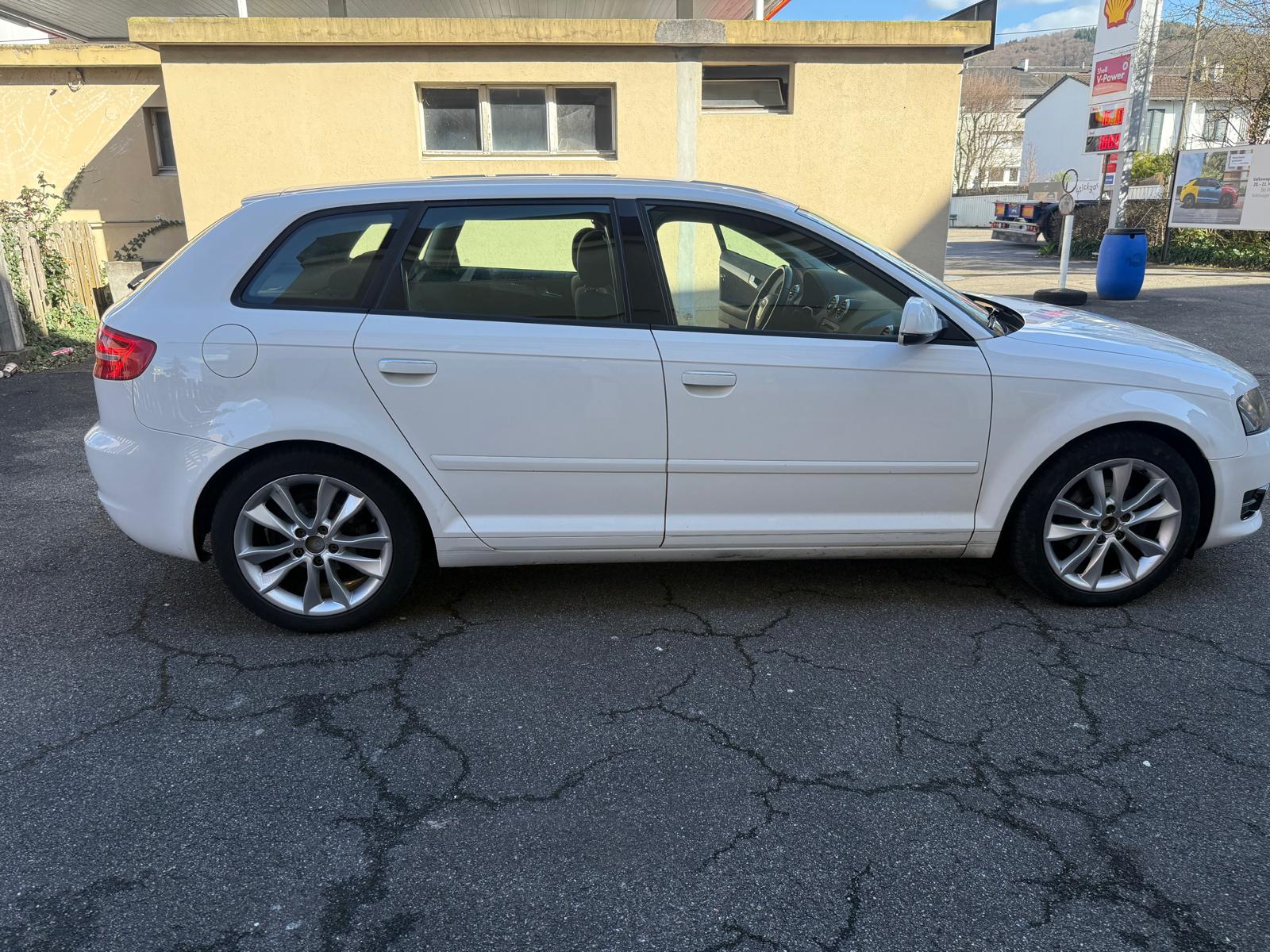 AUDI A3 Sportback 1.4 TFSI Ambition-image-2