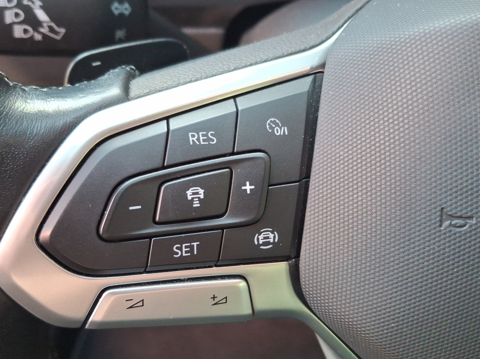VW Tiguan 2.0 TDI SCR Elegance 4Motion DSG-image-15