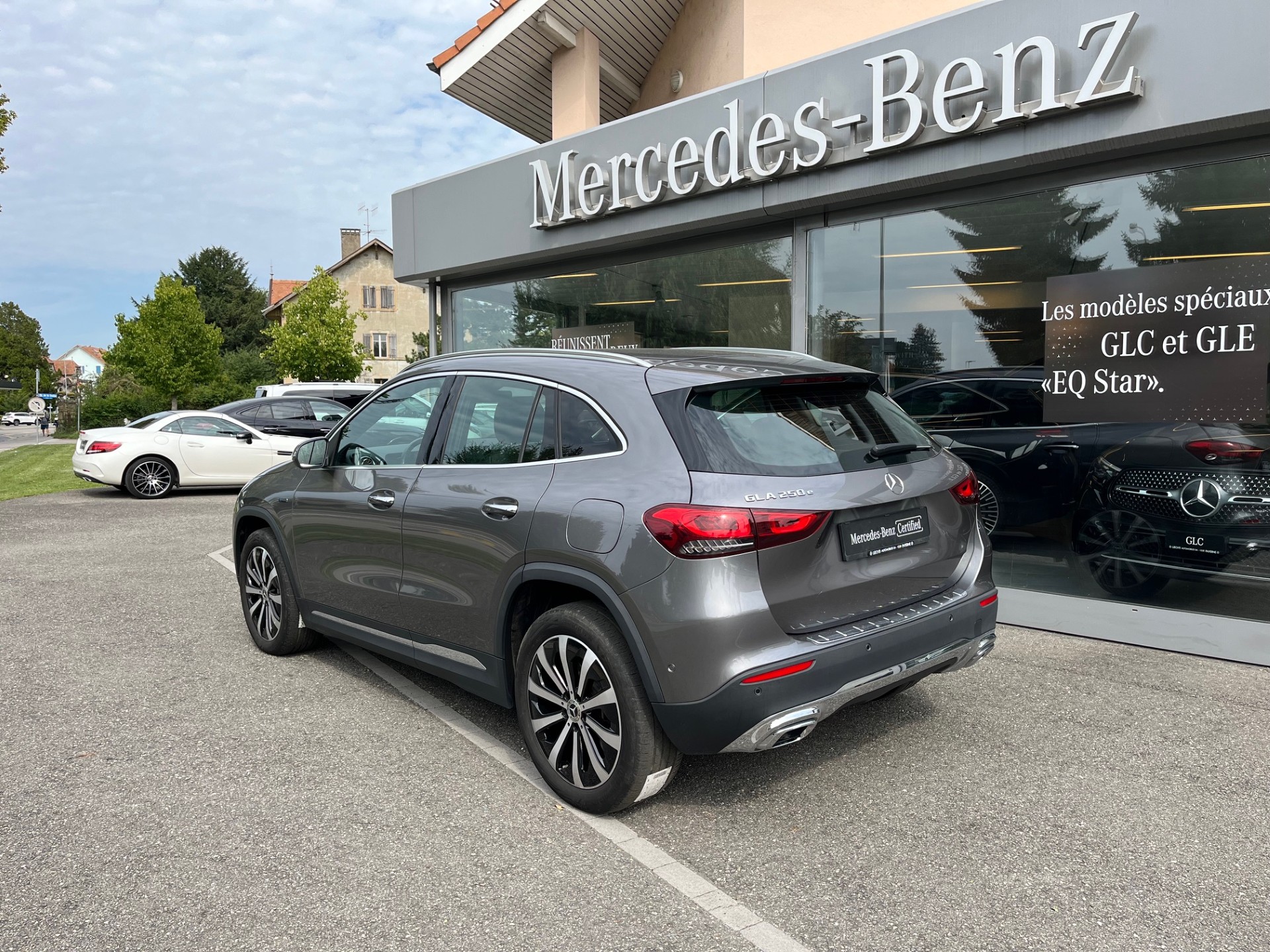 MERCEDES-BENZ GLA 250e Progressive 8G-DCT-showroom-element-3