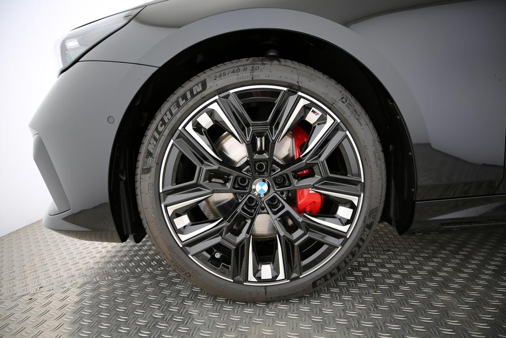BMW i5 M60 xDrive Touring-image-3