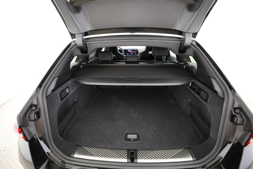 BMW i5 M60 xDrive Touring-image-6