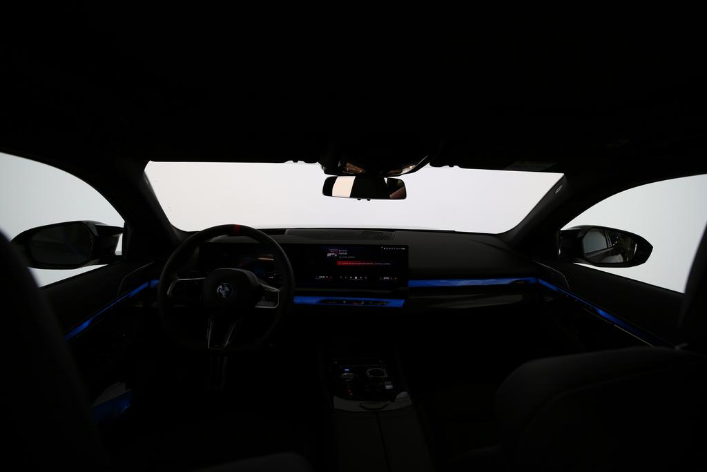 BMW i5 M60 xDrive Touring-image-5