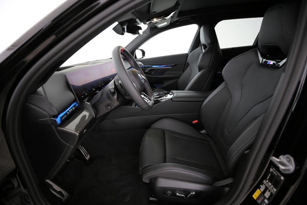 BMW i5 M60 xDrive Touring-image-4