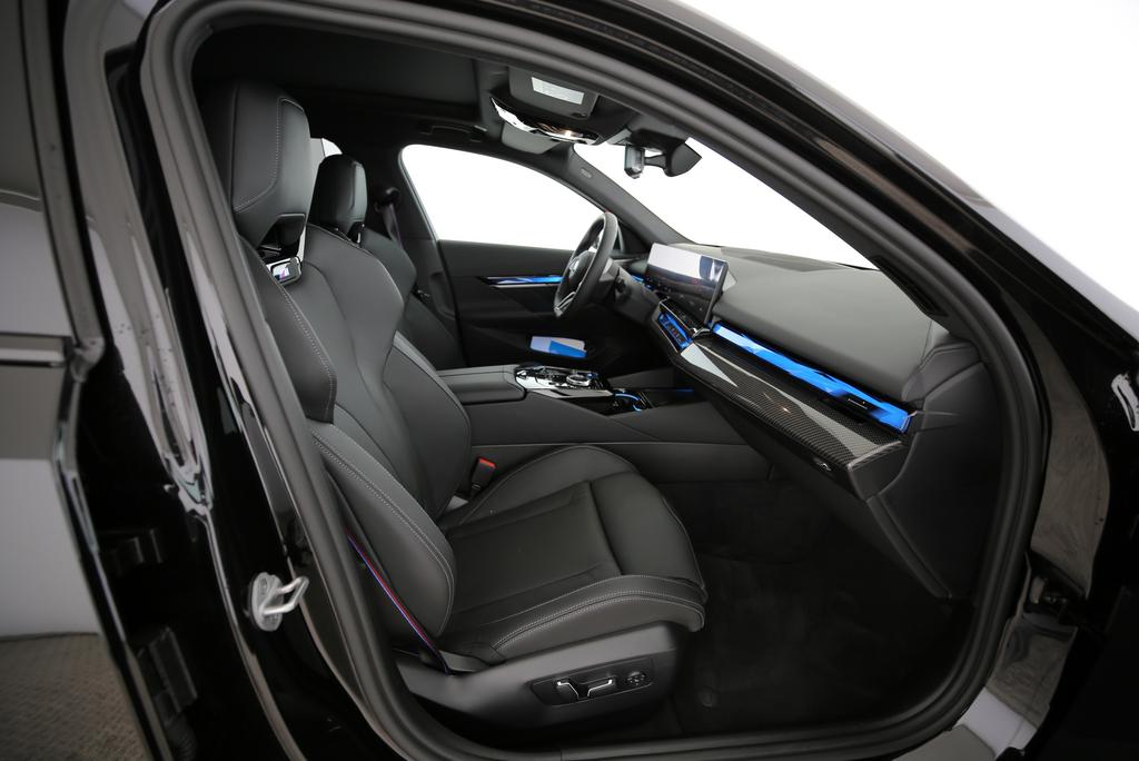 BMW i5 M60 xDrive Touring-image-7