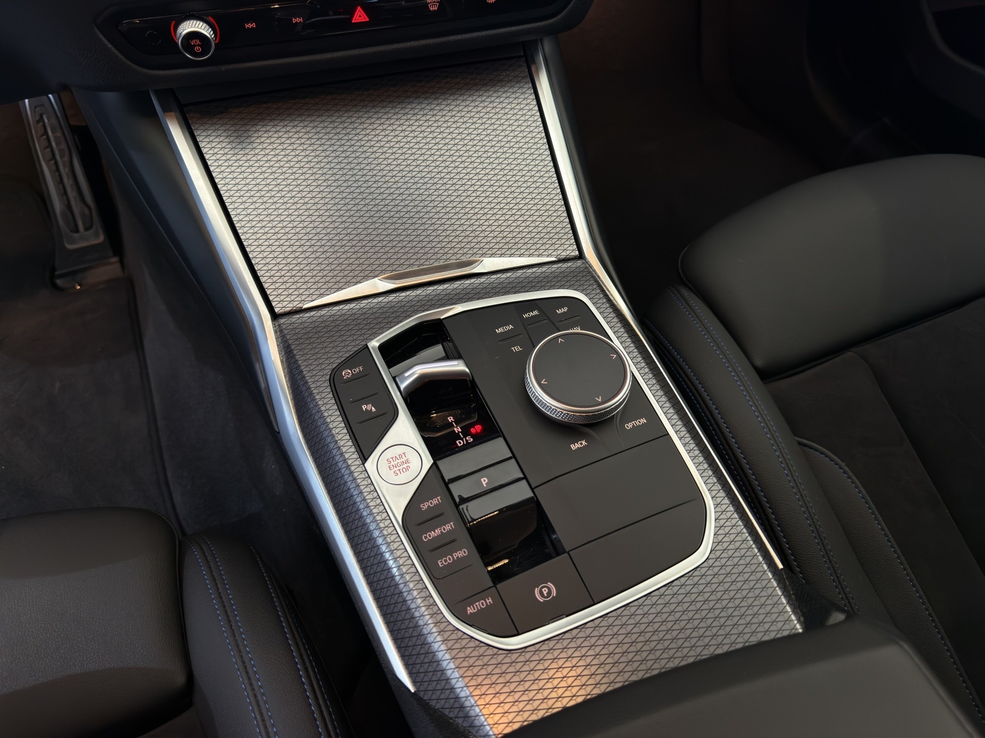 BMW 320d xDrive 48V Touring Steptronic M Sport-image-11