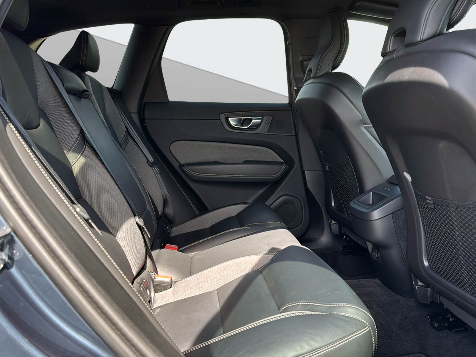 VOLVO XC60 2.0 B5 MH Plus Dark AWD-image-10