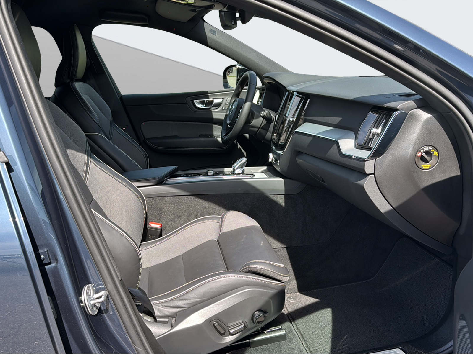 VOLVO XC60 2.0 B5 MH Plus Dark AWD-image-14