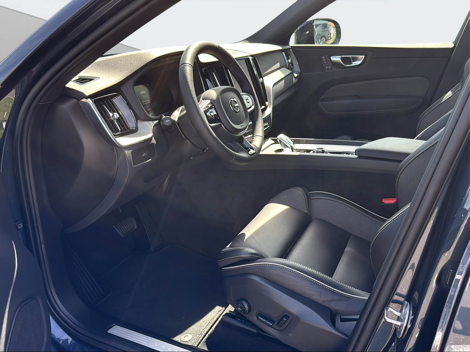 VOLVO XC60 2.0 B5 MH Plus Dark AWD-image-9