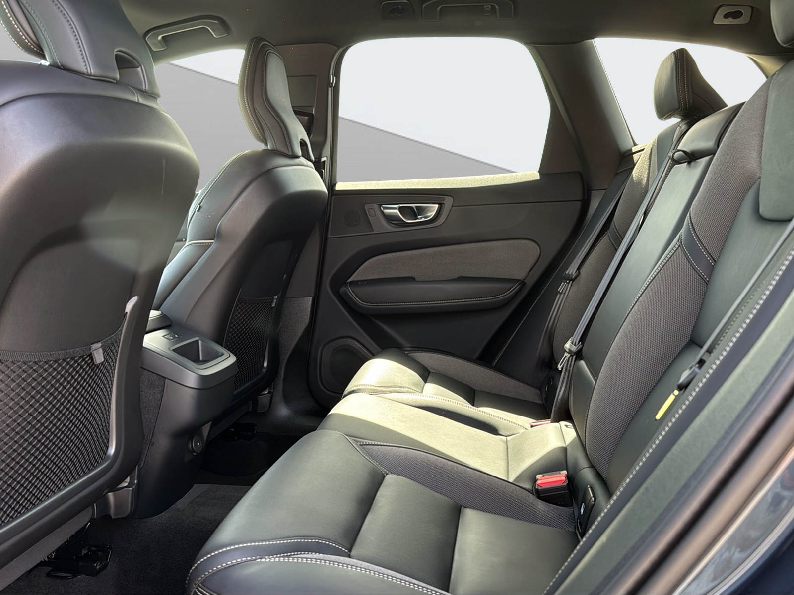 VOLVO XC60 2.0 B5 MH Plus Dark AWD-image-13