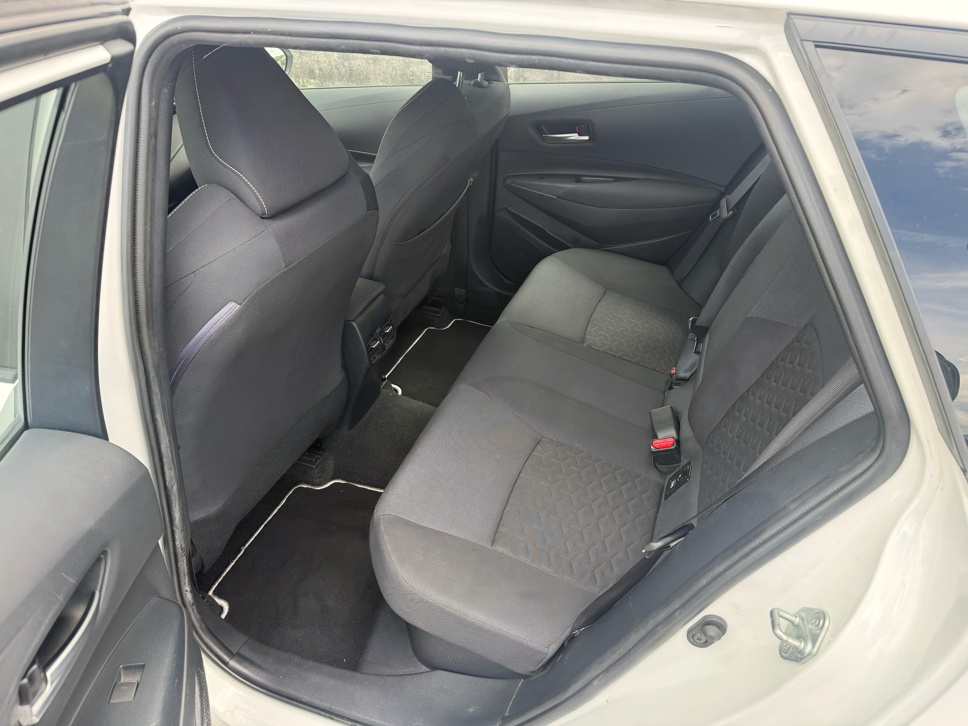 TOYOTA Corolla Touring Sports 1.8 HSD Comfort e-CVT-image-14