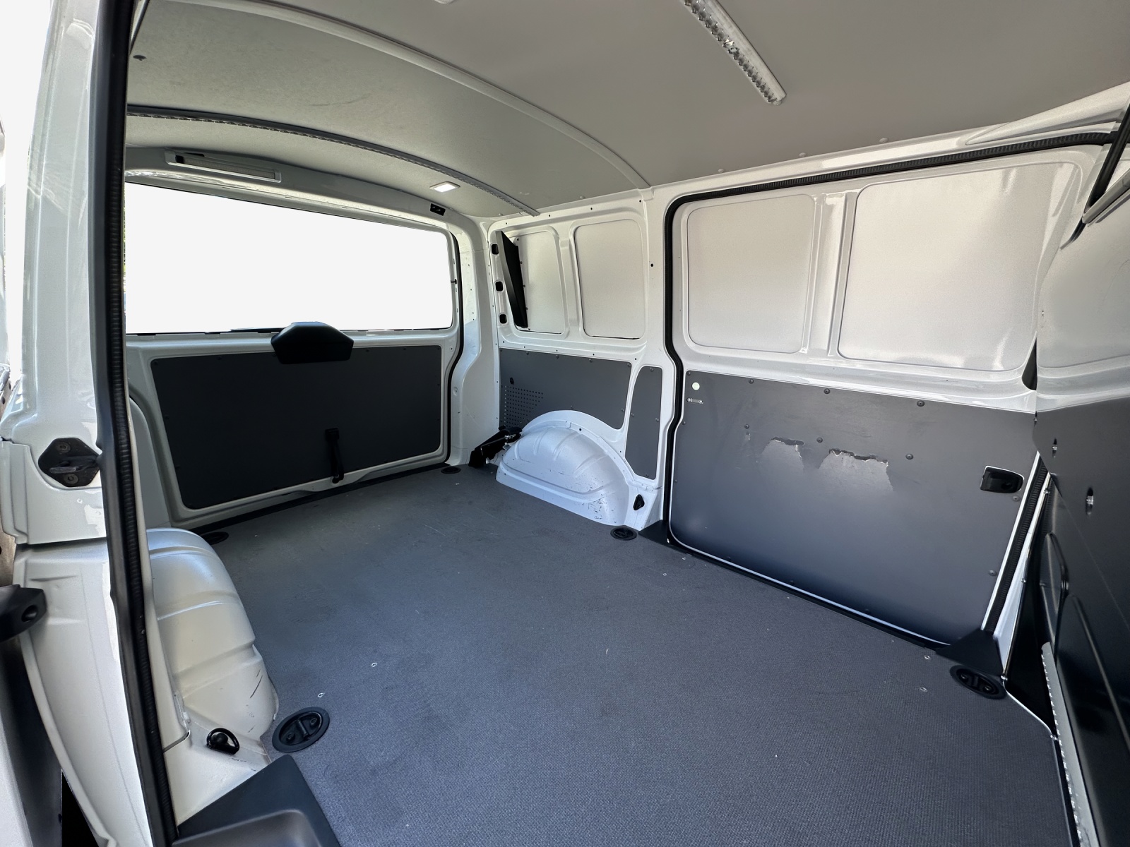 VW T6.1 2.0 TDI 4Motion DSG-image-15