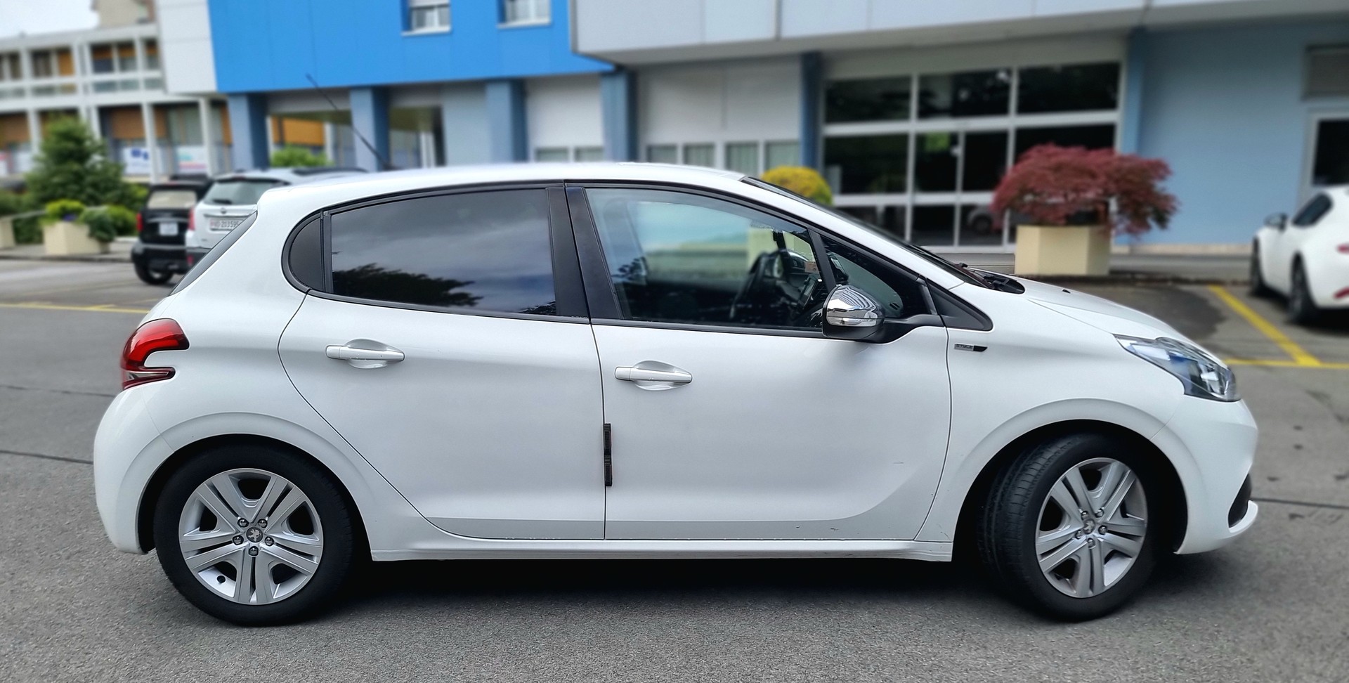 PEUGEOT 1.2 VTi Style-image-1