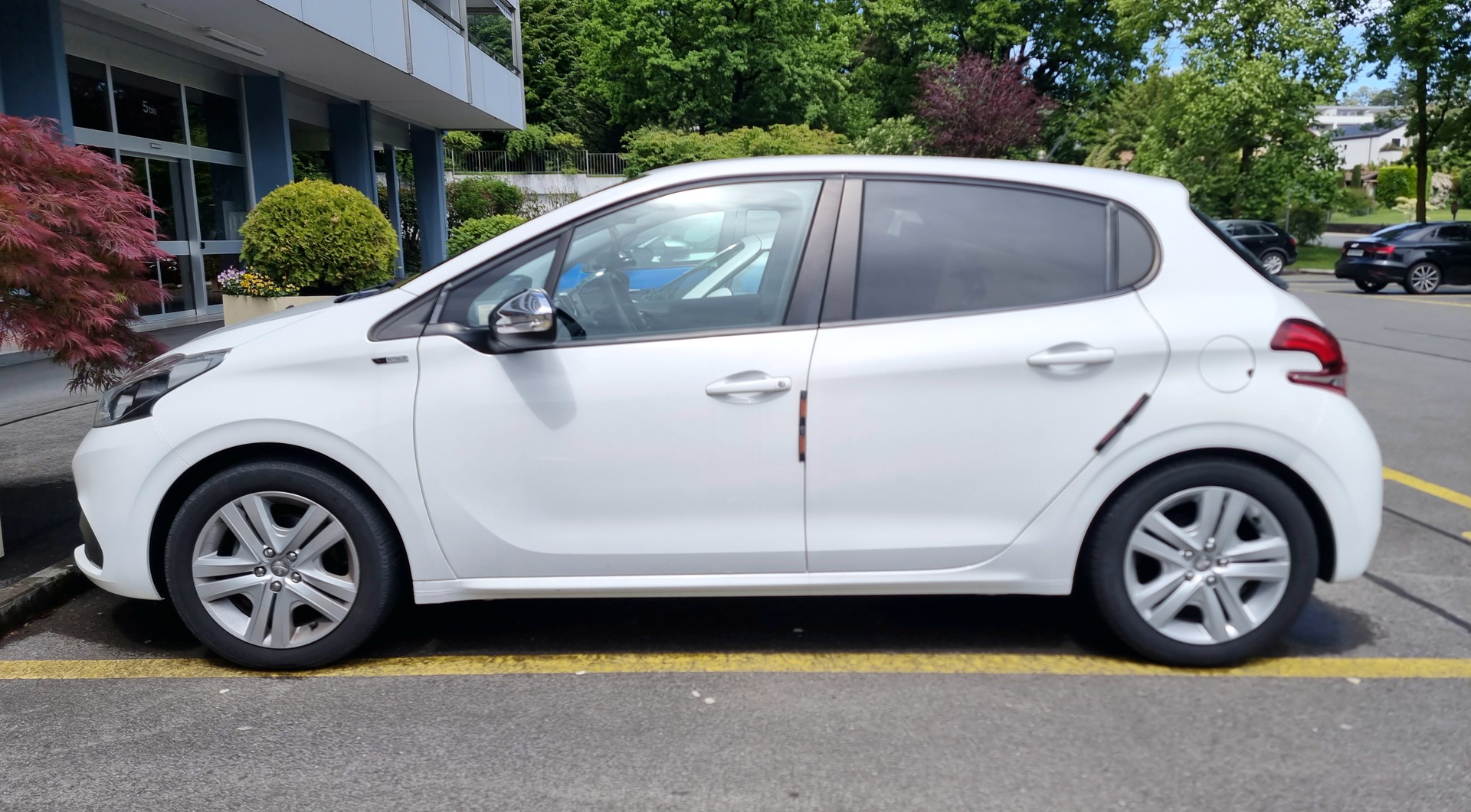 PEUGEOT 1.2 VTi Style-image-4