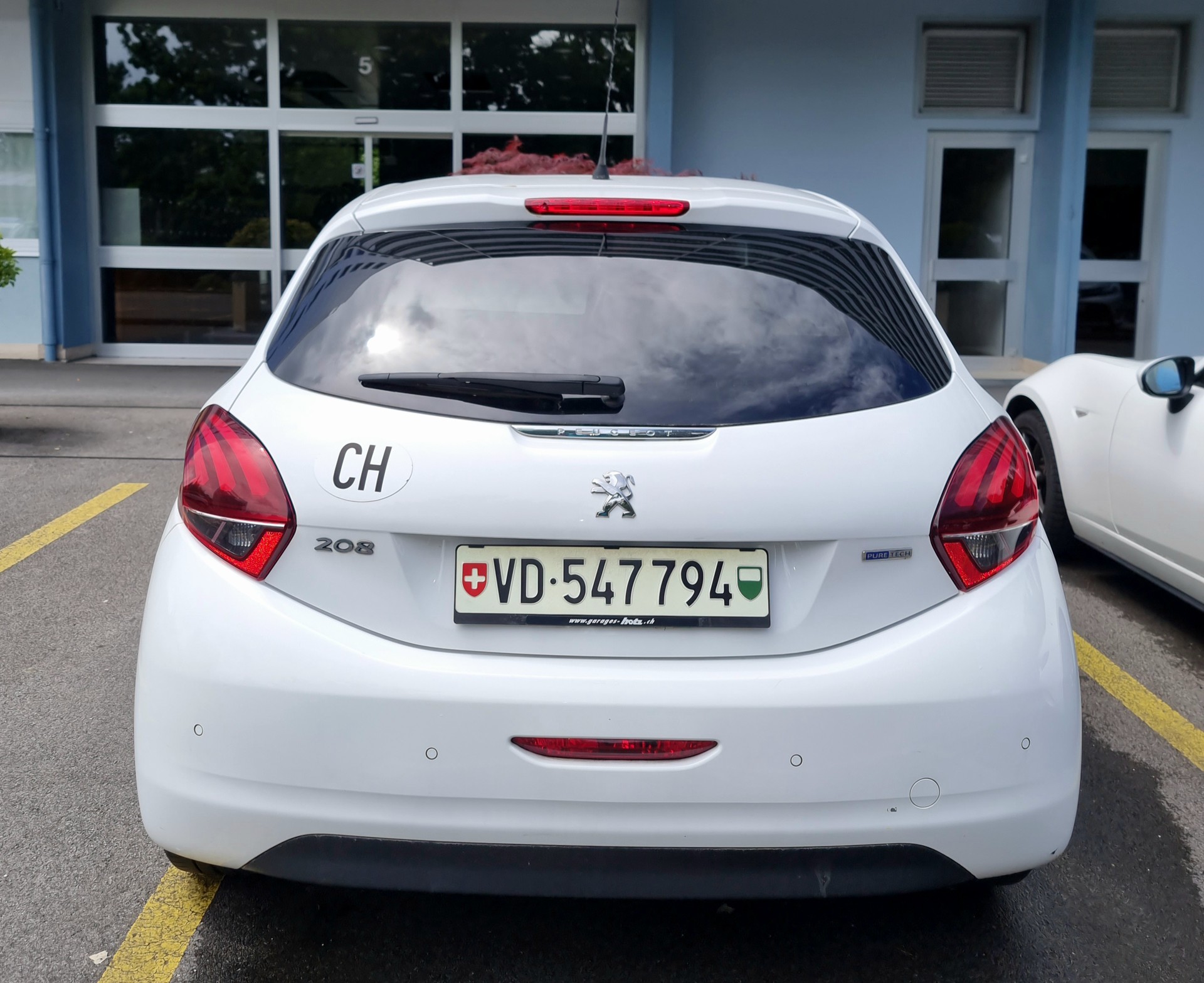 PEUGEOT 1.2 VTi Style-image-3