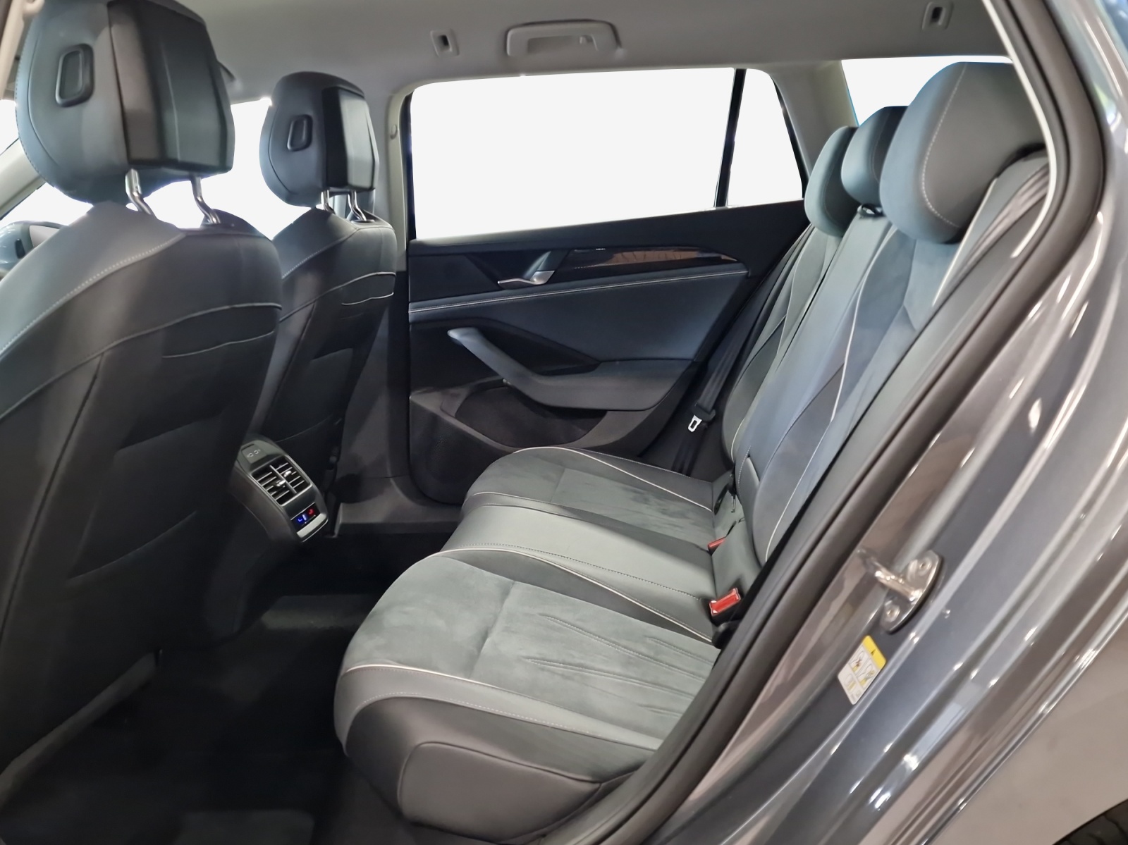 VW Passat Variant 2.0 TDI evo Business DSG-image-11