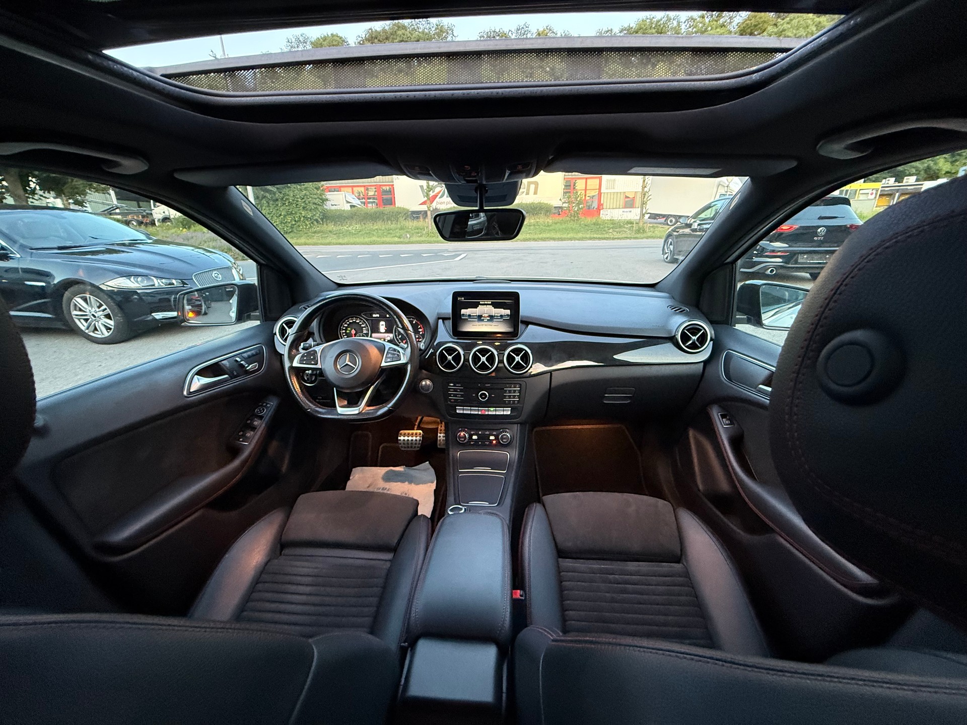 MERCEDES-BENZ B 220 AMG Line 4Matic 7G-DCT-image-4