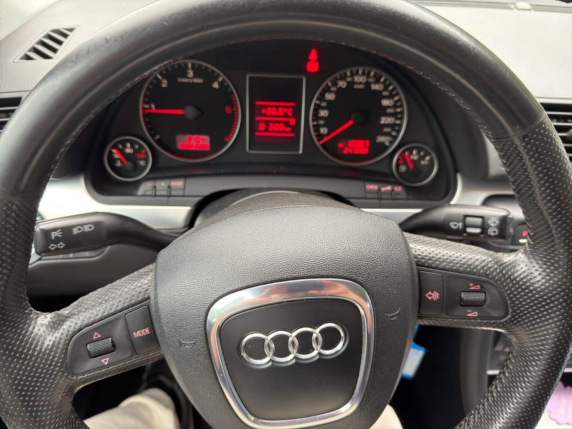 AUDI A4 Avant 2.0 TDI-image-12