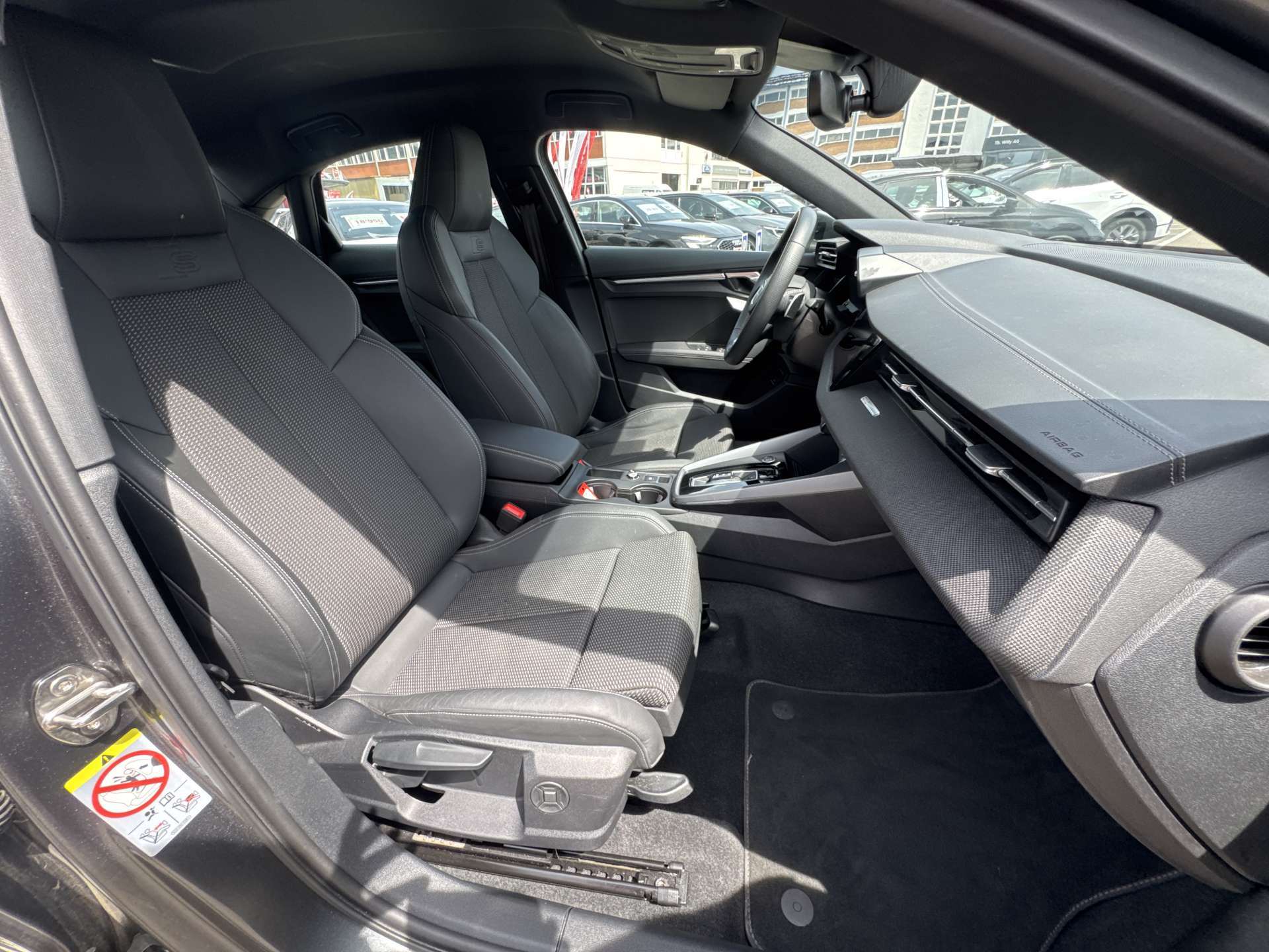 AUDI A3 Limousine 35 TDi S-Line S-Tronic Automat-image-12