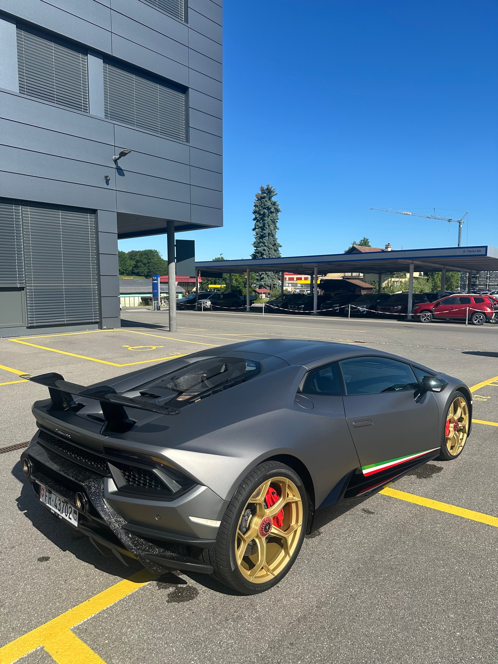 LAMBORGHINI Performante-image-0