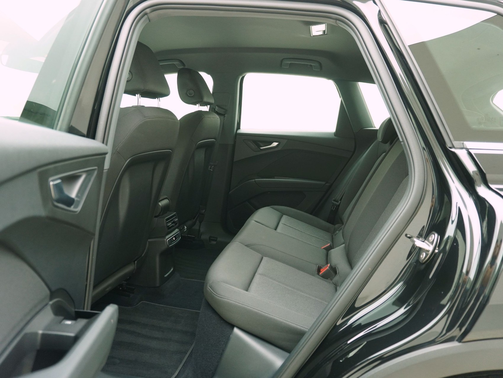AUDI Q4 e-tron 45 quattro-image-12