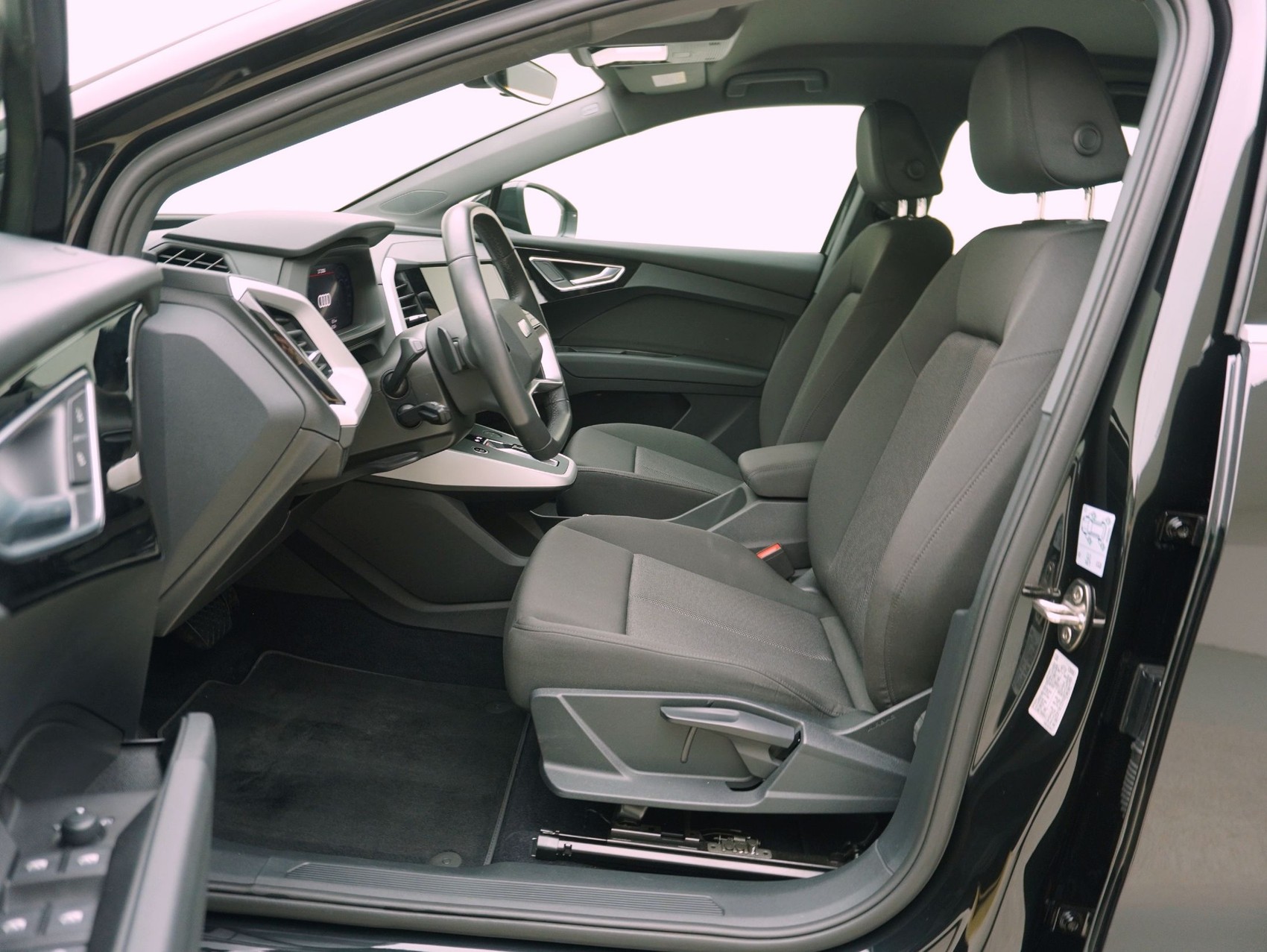 AUDI Q4 e-tron 45 quattro-image-9