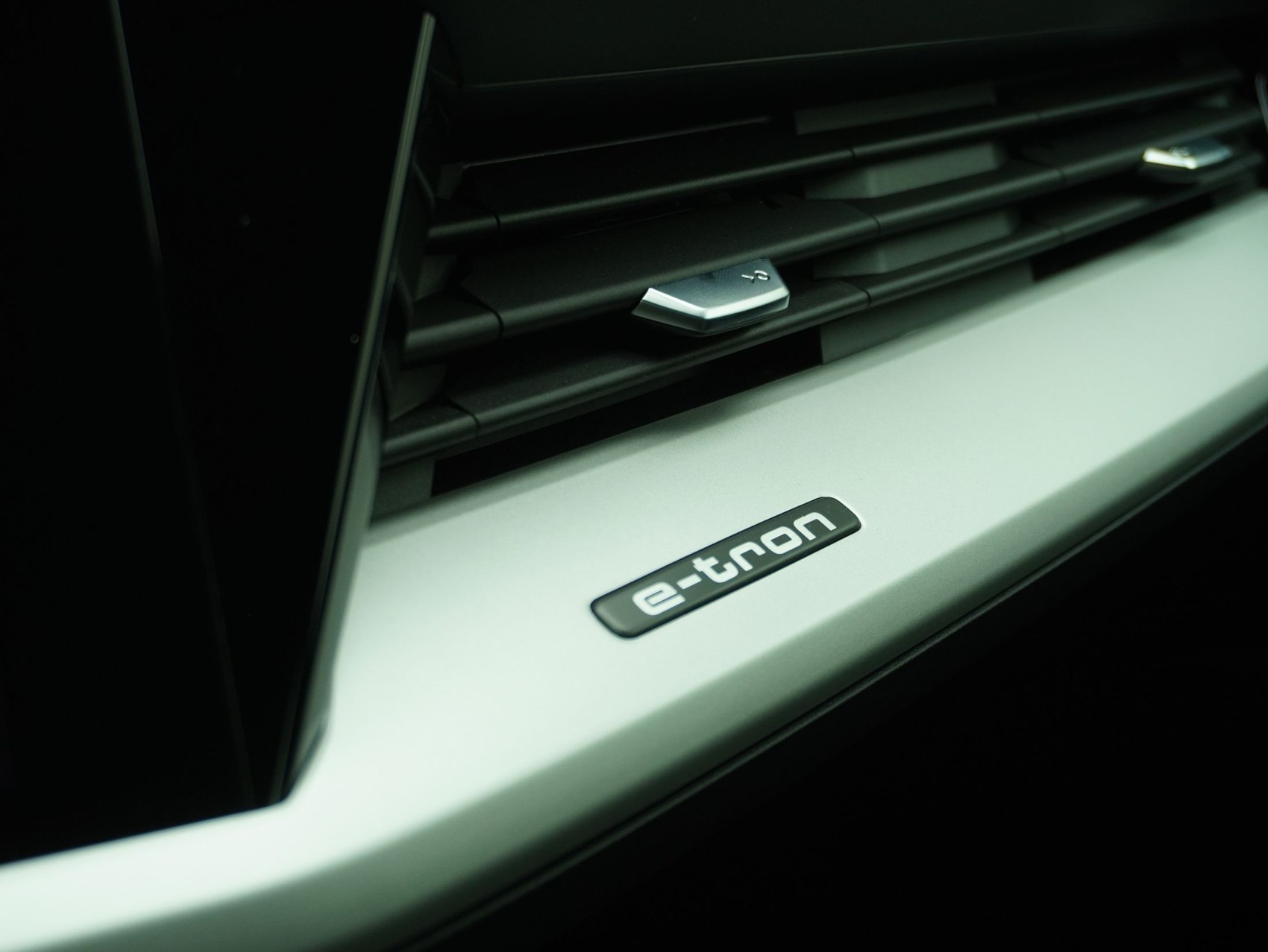 AUDI Q4 e-tron 45 quattro-image-16