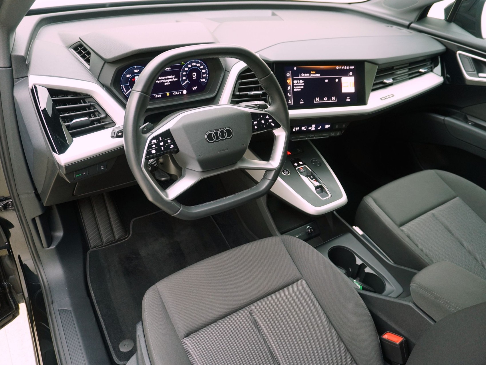 AUDI Q4 e-tron 45 quattro-image-10