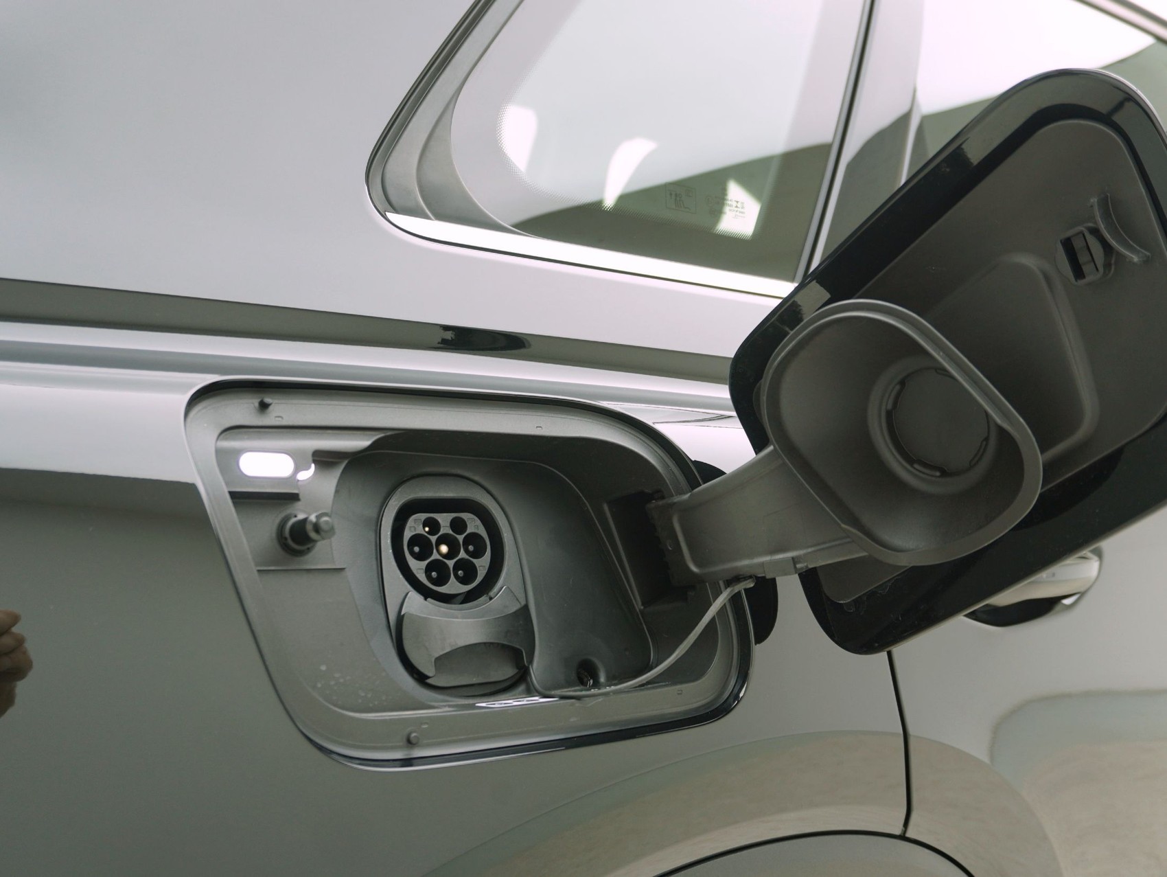 AUDI Q4 e-tron 45 quattro-image-5