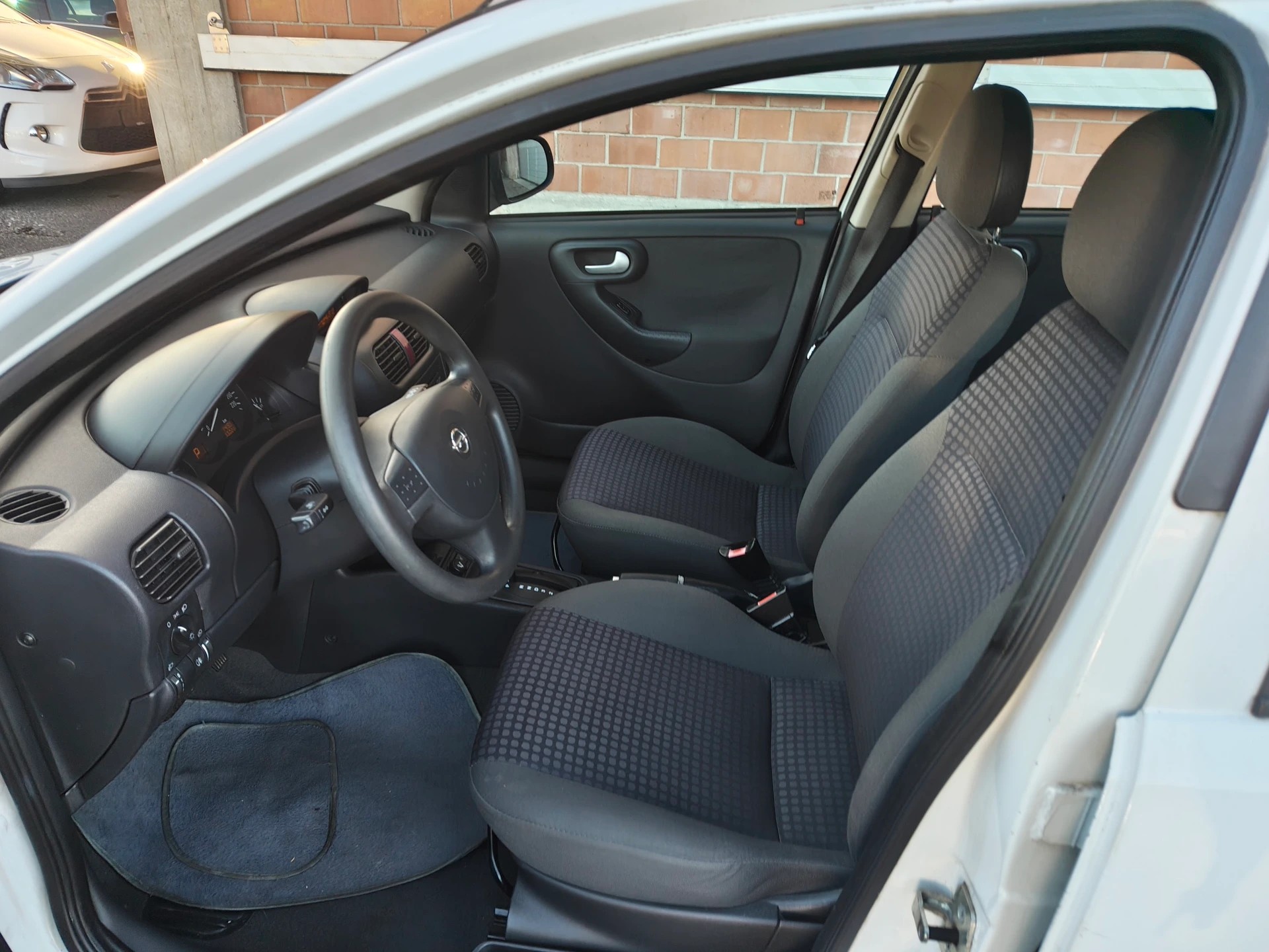 OPEL Corsa 1.4 16V Sport-image-3