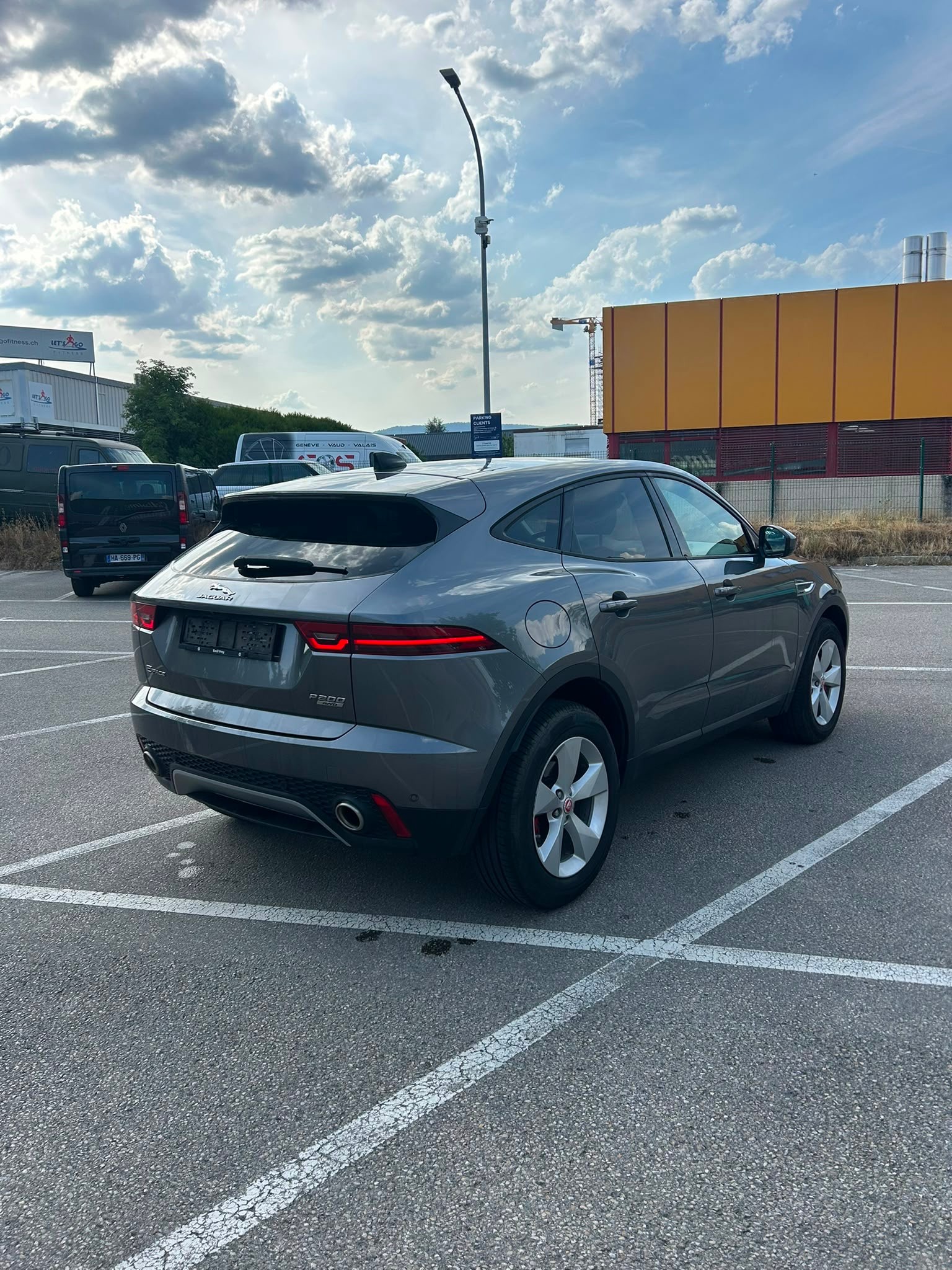JAGUAR E-Pace 2.0 P200 AWD Automatik-image-3