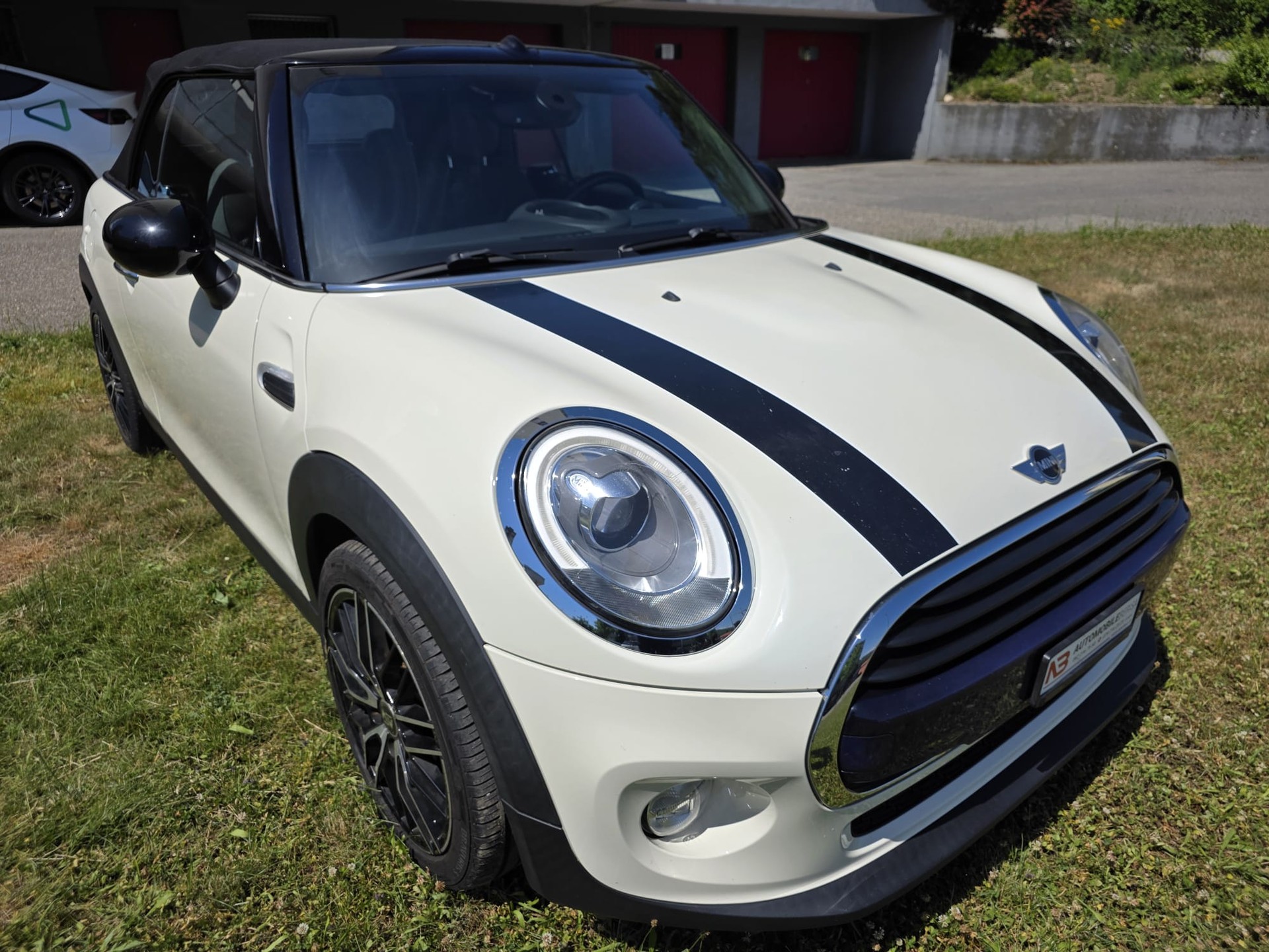 MINI Cooper Cabriolet-image-1