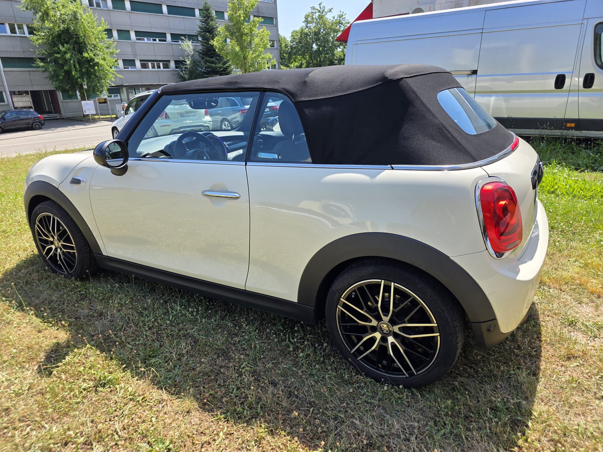 MINI Cooper Cabriolet-image-4