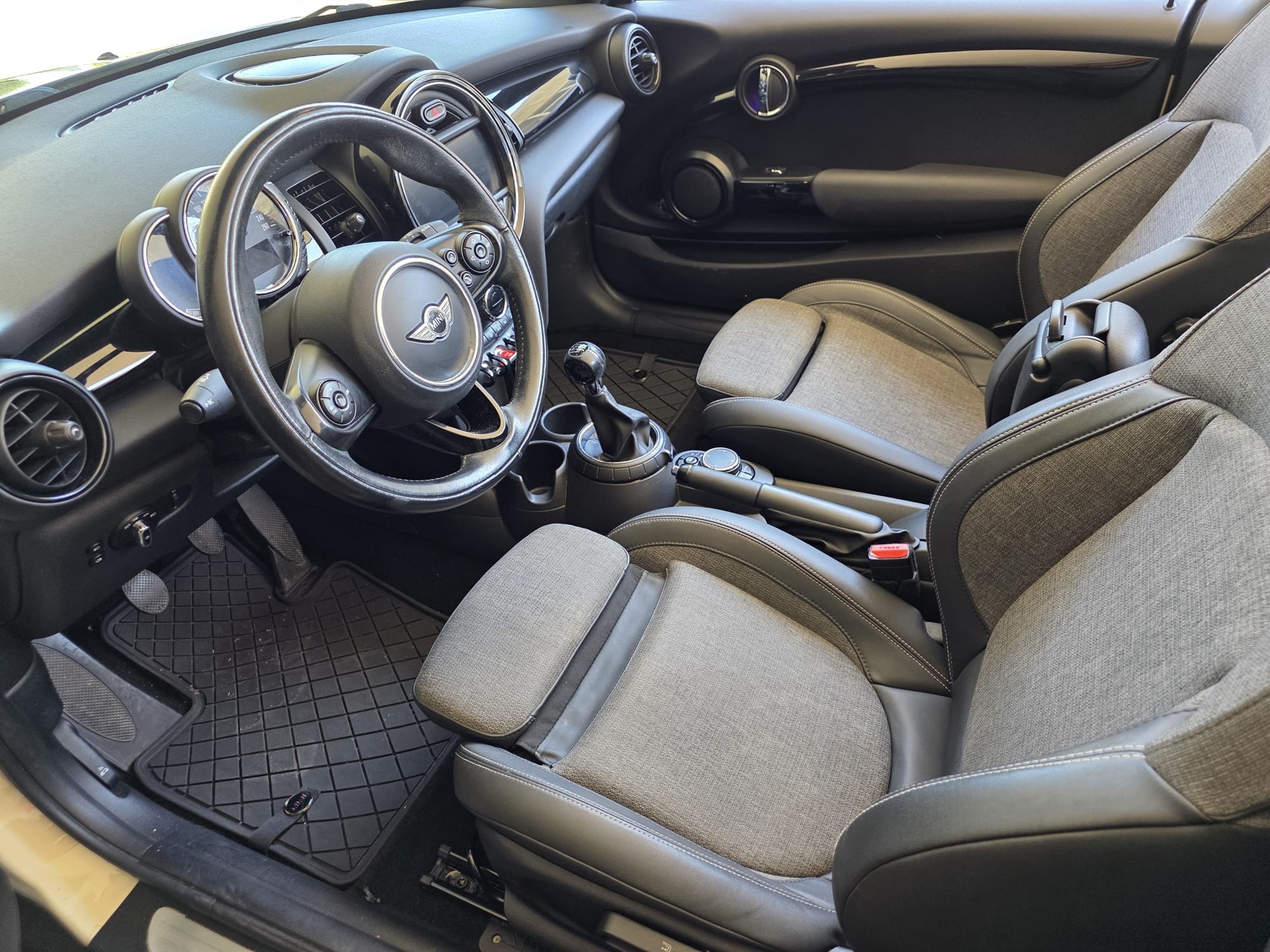 MINI Cooper Cabriolet-image-12