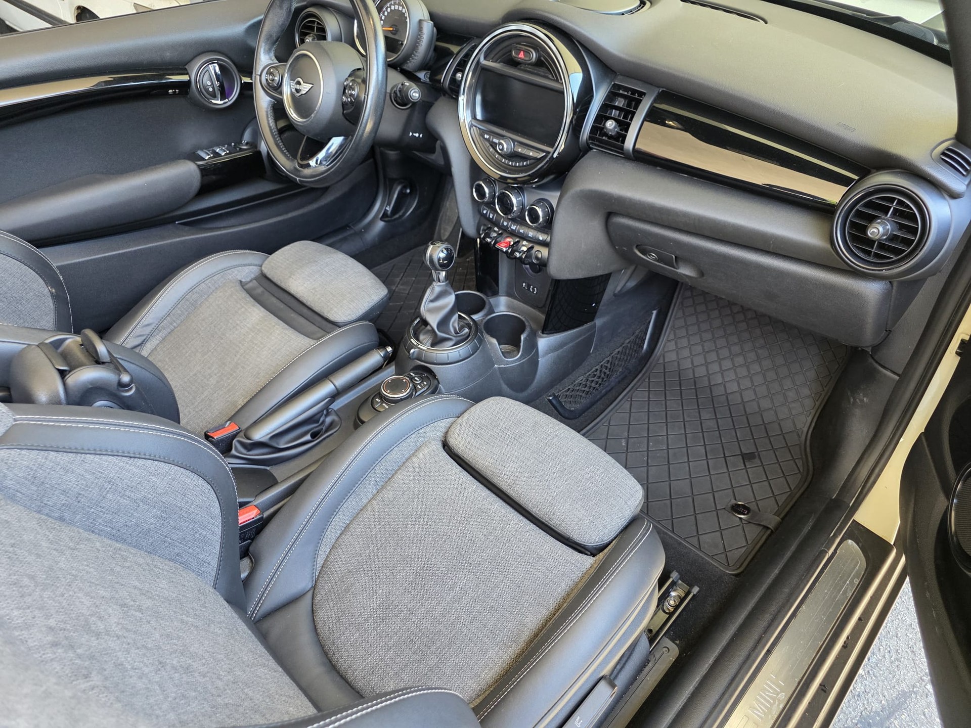 MINI Cooper Cabriolet-image-11