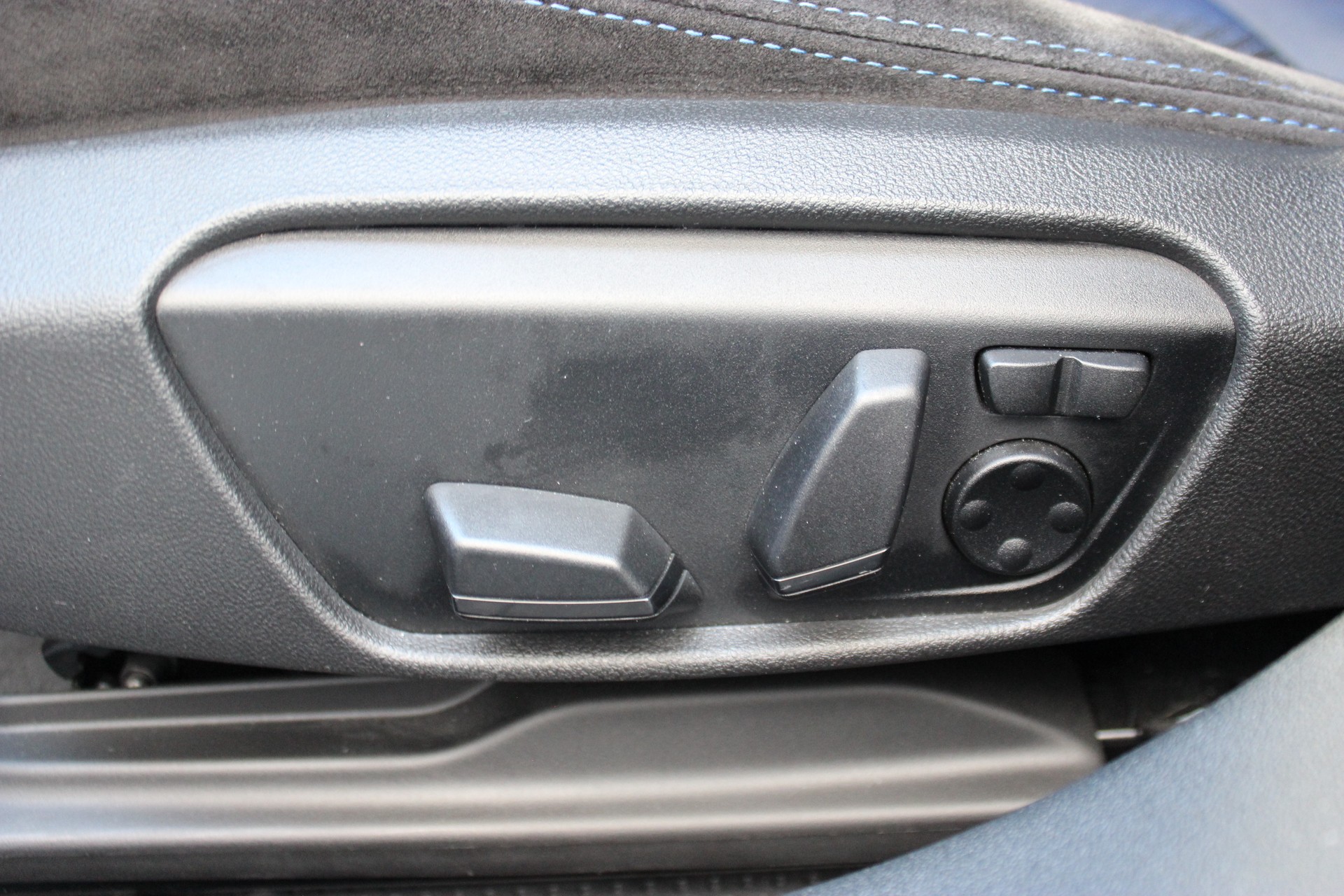 BMW M135i xDrive *MISANO BLAU METALLIC*-image-17
